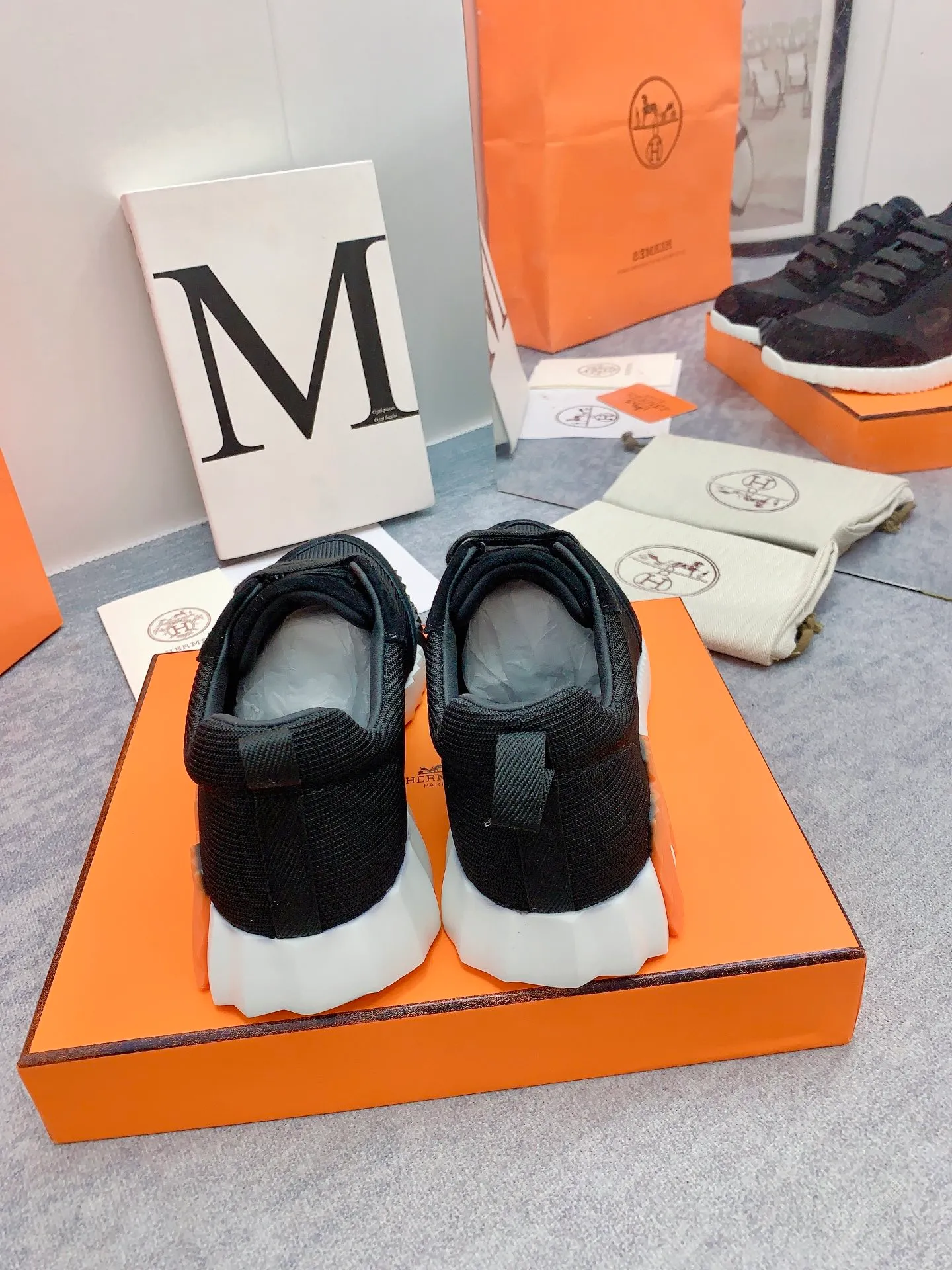 👟👟Ex-factory price 640👟👟 [Hermes] New Bouncing Couple 👫Sneakers. The most comfortable shoes from Hermès, no one else⃣️. They are very light on the feet and very beautiful. You will not feel tired when you go shopping and running around. 👍 The overall suede leather feels very good, very beautiful and very versatile. It is very light, comfortable and extremely light, suitable for both sports and leisure. It feels great to step on! 30+ men's and women's color combinations. You can choose, there will always be what you want~ ✅Fabric: Imported high mercerized sheep + original rain velvet ✅Inner: Imported silk sheepskin for lining insole ✅Outsole: Seamless combination of IP+TPU (multi-color letters) German technology irradiation machine ✅Code number: 35-41 for women and 38-46 for men (41 for women, 45.46 for men, customized and non-returnable)